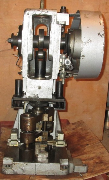 пресс настольный с кривошипно-шатунным механизмом действия и электрическим питанием ,  предназначен для операций холодной штамповки: вырубки, пробивки, гибки, неглубокой вытяжки , опрессовки  зажимов , скоб и наконечников на проводах  , таблетпресс  , таблетирование , габаритный размер - 480х280х600